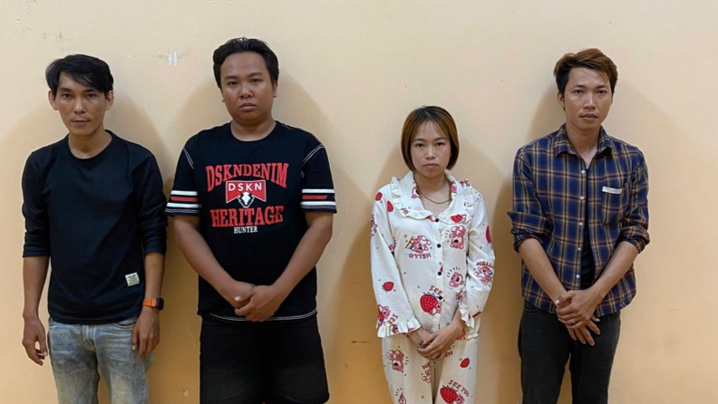 Bạn nhắn tin rủ vợ đi nhà nghỉ, chồng dàn cảnh bắt ghen, cướp 9,9 triệu đồng: Tạm giam vợ chồng Văn Công Mới SN 1997 cùng 4 đồng phạm- Ảnh 1.