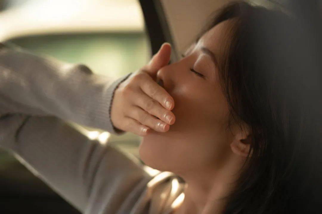 V&igrave; sao bạn cảm thấy buồn ngủ sau khi ăn? - Ảnh 1.