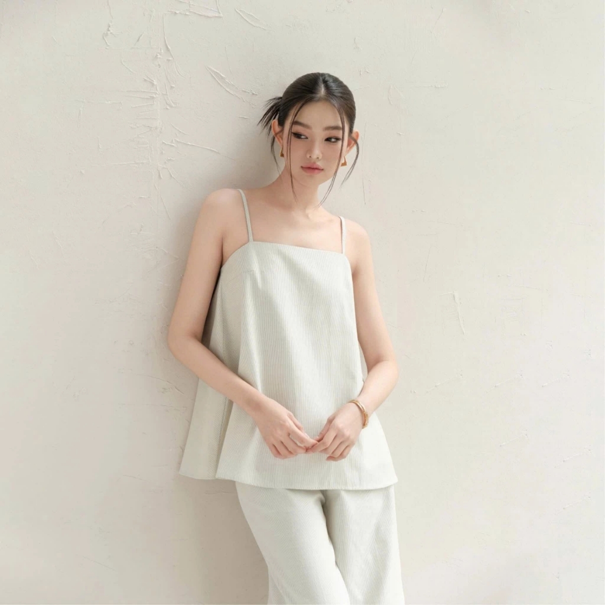 &Aacute;o hai d&acirc;y d&aacute;ng d&agrave;i v&agrave; &aacute;o qu&acirc;y d&agrave;i: M&oacute;n đồ tối giản đang được những c&ocirc; g&aacute;i mặc đẹp diện nhiều nhất h&egrave; n&agrave;y - Ảnh 6.