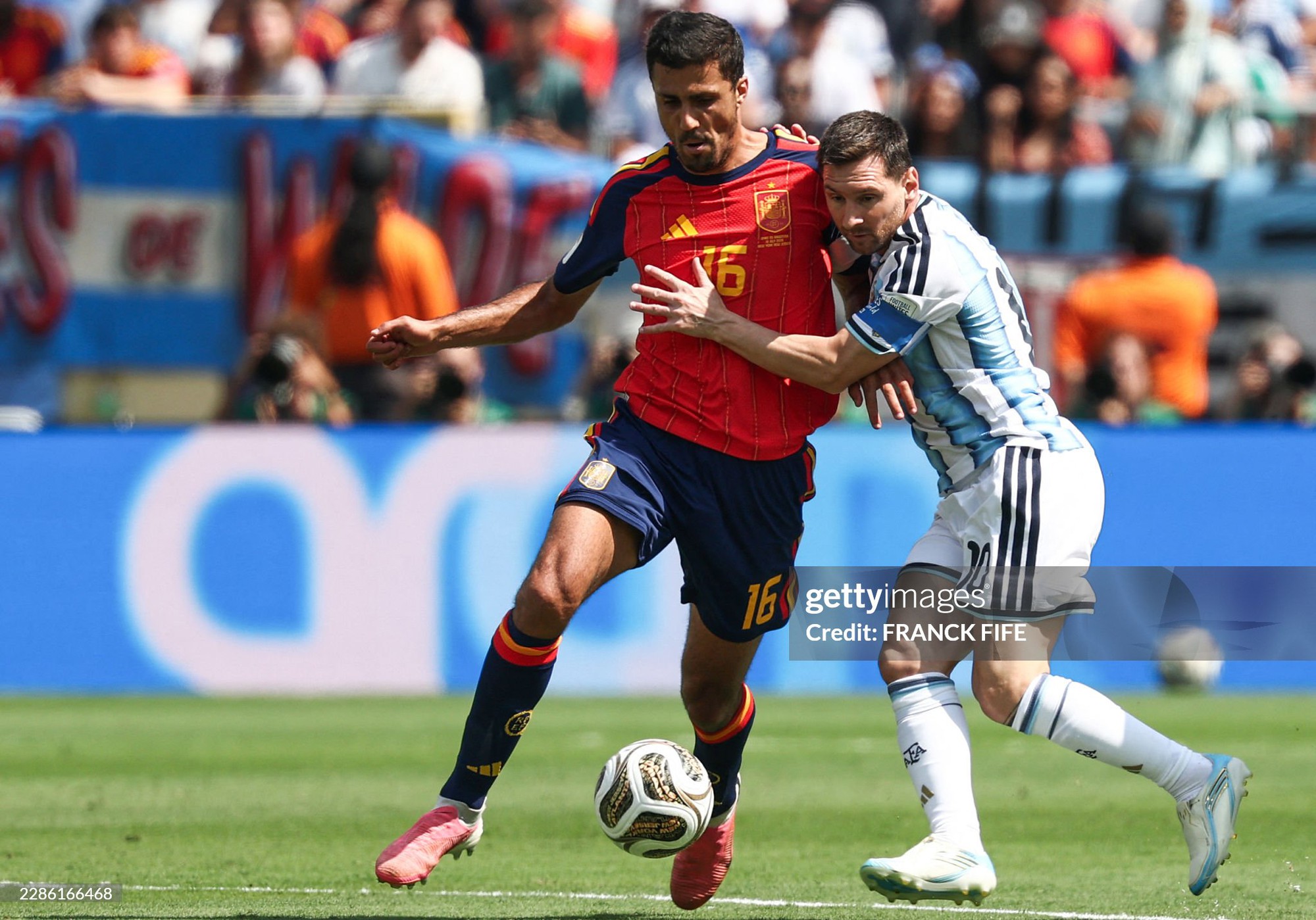 Cách Rodri và thần đồng 19 tuổi khiến Messi "tắt điện", giúp Tây Ban Nha đánh bại Argentina để vô địch World Cup- Ảnh 1.