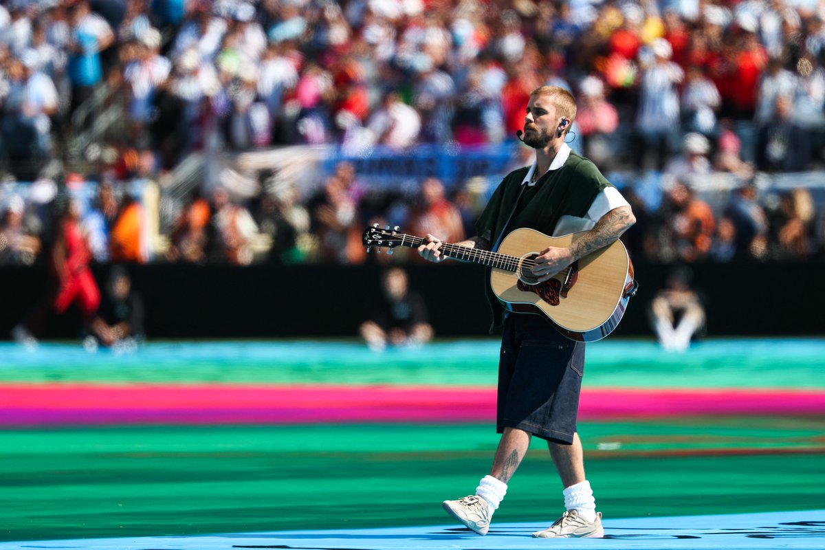 Ph&iacute;a sau 11 ph&uacute;t haftime show g&acirc;y b&atilde;o World Cup 2026: 5 ph&uacute;t trải bạt khổng lồ, cả trăm người chạy hồng hộc ti&ecirc;u tốn 7 tỷ đồng- Ảnh 1.