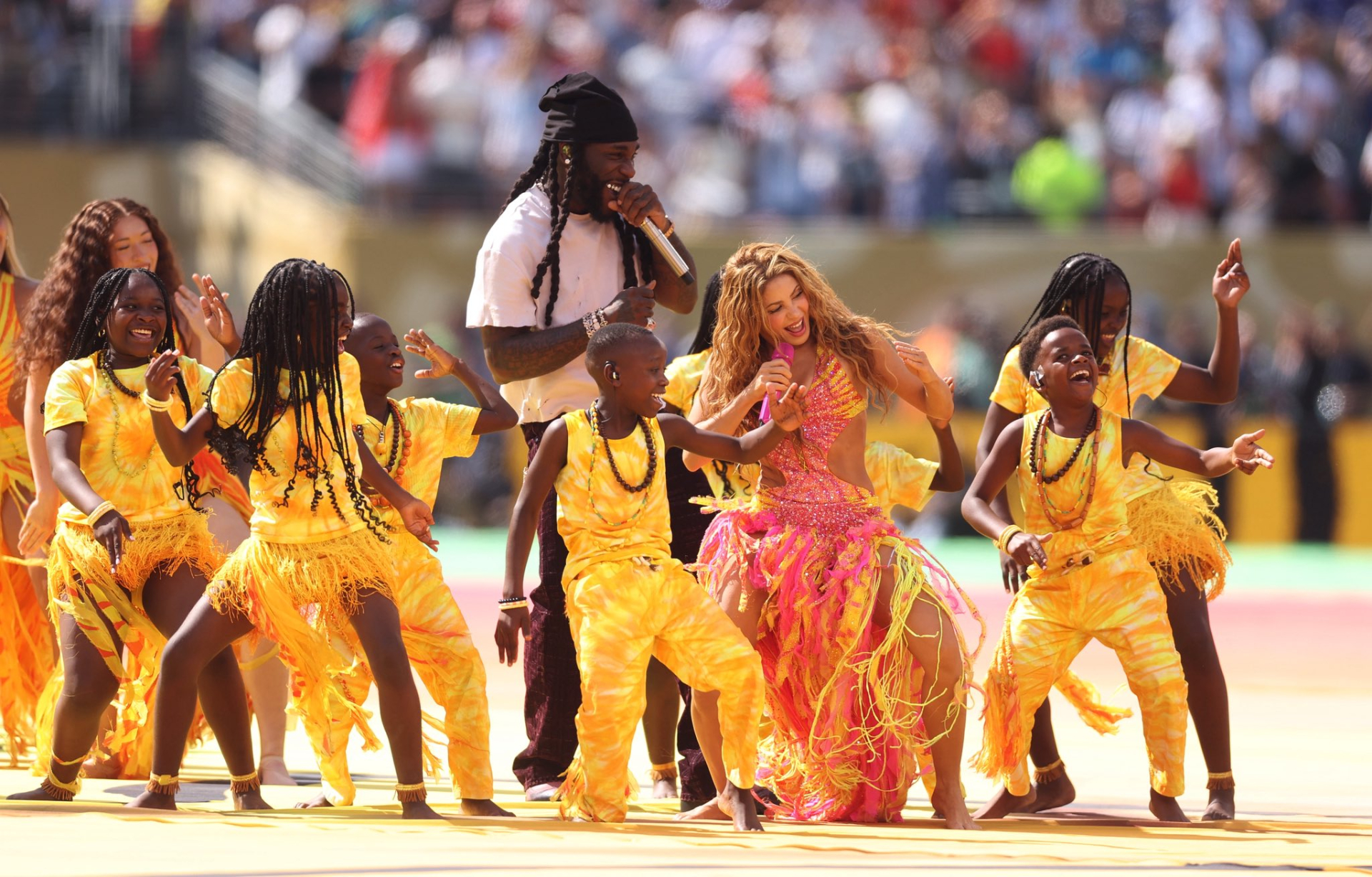 Ph&iacute;a sau 11 ph&uacute;t haftime show g&acirc;y b&atilde;o World Cup 2026: 5 ph&uacute;t trải bạt khổng lồ, cả trăm người chạy hồng hộc ti&ecirc;u tốn 7 tỷ đồng- Ảnh 8.