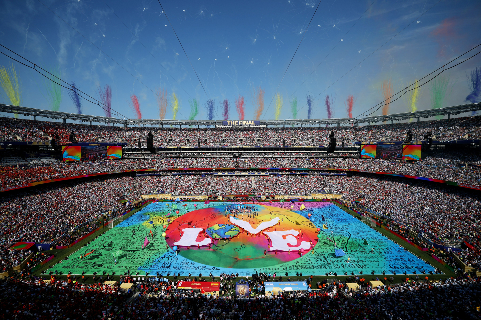 Ph&iacute;a sau 11 ph&uacute;t haftime show g&acirc;y b&atilde;o World Cup 2026: 5 ph&uacute;t trải bạt khổng lồ, cả trăm người chạy hồng hộc ti&ecirc;u tốn 7 tỷ đồng- Ảnh 7.