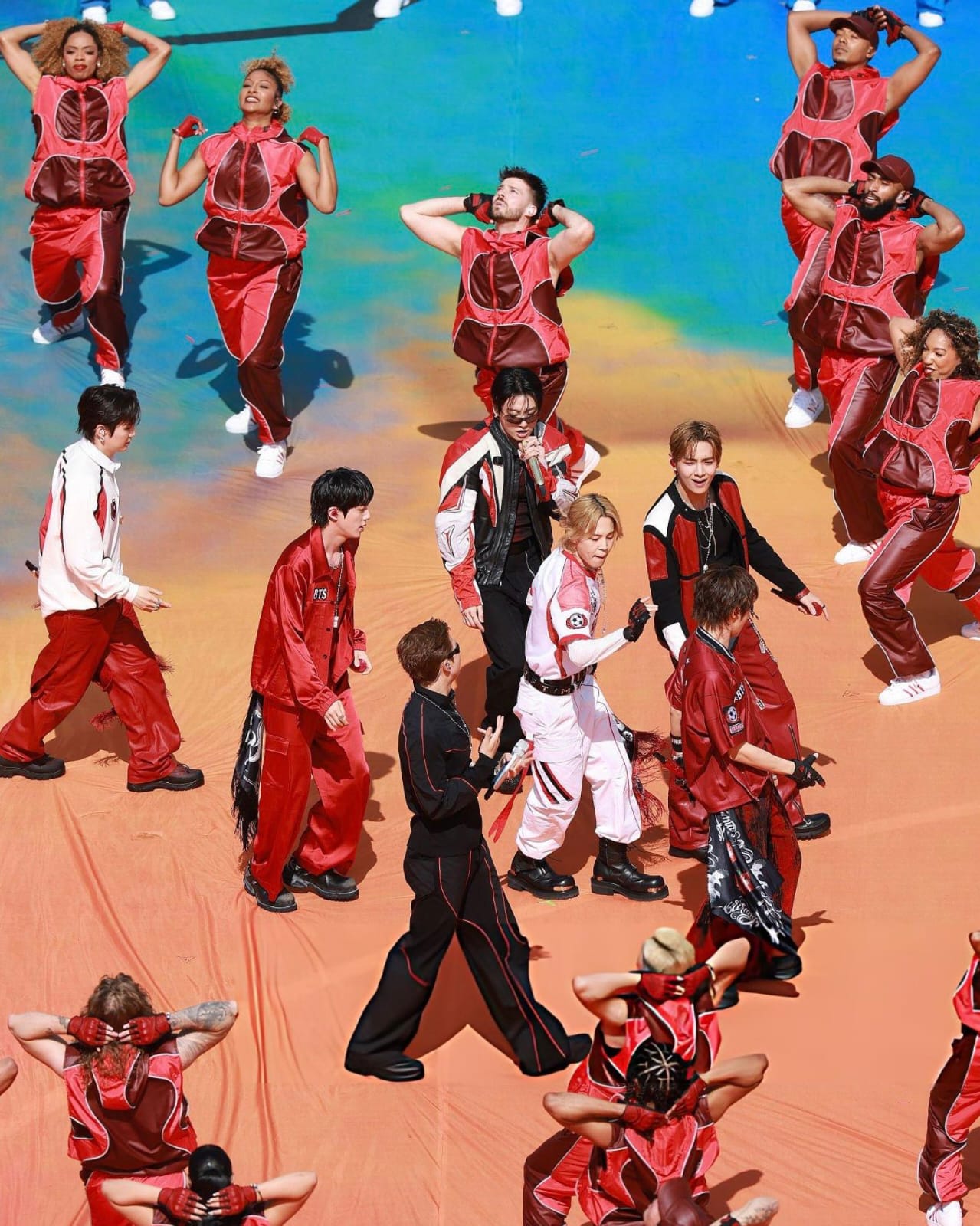 Ph&iacute;a sau 11 ph&uacute;t haftime show g&acirc;y b&atilde;o World Cup 2026: 5 ph&uacute;t trải bạt khổng lồ, cả trăm người chạy hồng hộc ti&ecirc;u tốn 7 tỷ đồng- Ảnh 5.