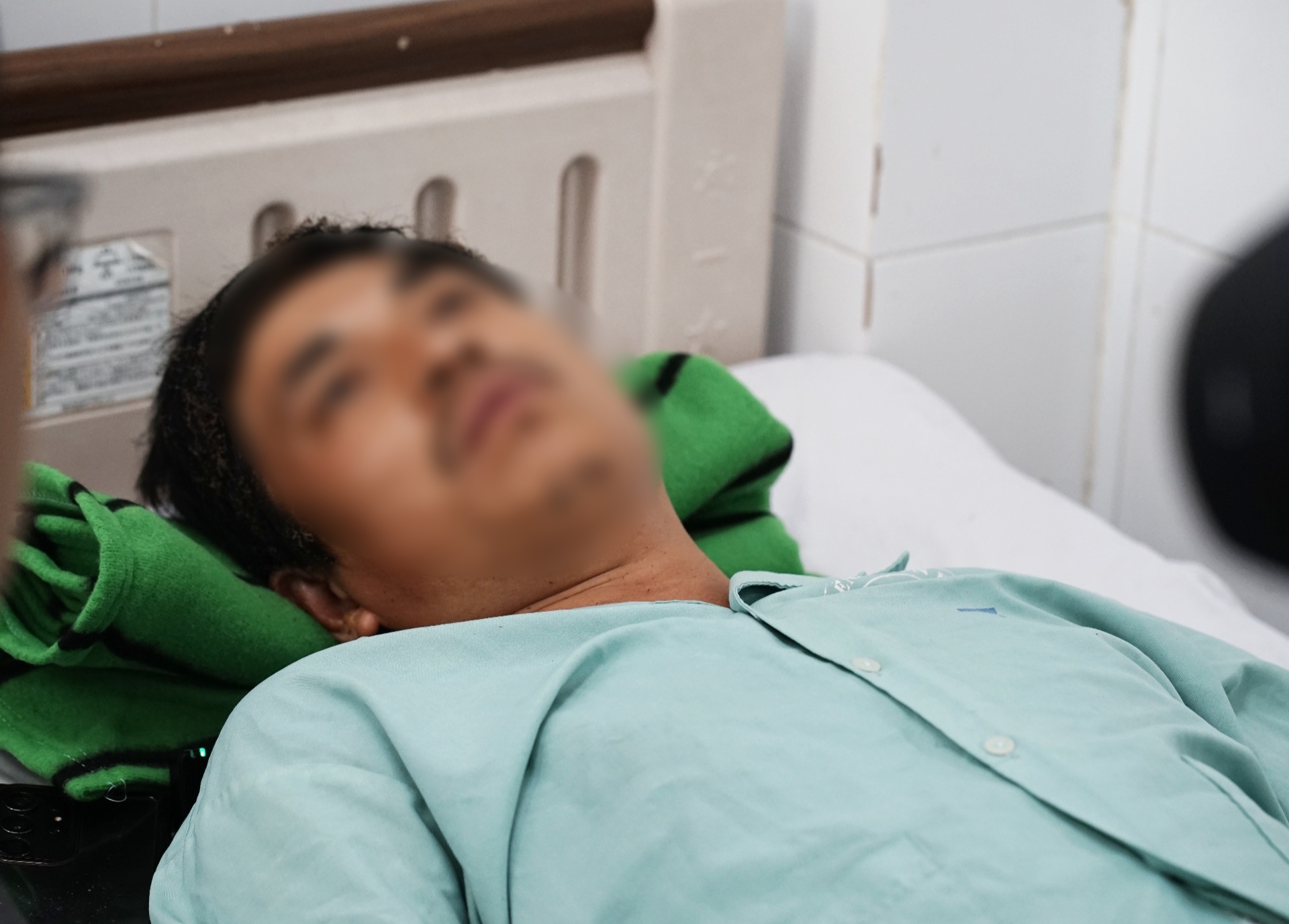 Lời kể nghẹn l&ograve;ng của đ&ocirc;i vợ chồng sống s&oacute;t sau vụ ch&aacute;y xe kh&aacute;ch: Liều mạng đưa 2 con nhỏ lao qua biển lửa v&igrave; chỉ c&oacute; 1 lối tho&aacute;t duy nhất- Ảnh 1.