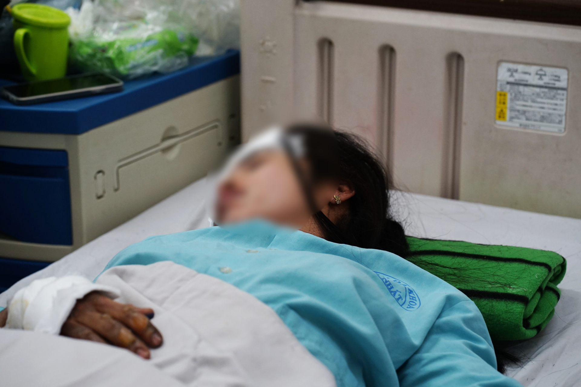 Lời kể nghẹn l&ograve;ng của đ&ocirc;i vợ chồng sống s&oacute;t sau vụ ch&aacute;y xe kh&aacute;ch: Liều mạng đưa 2 con nhỏ lao qua biển lửa v&igrave; chỉ c&oacute; 1 lối tho&aacute;t duy nhất- Ảnh 6.