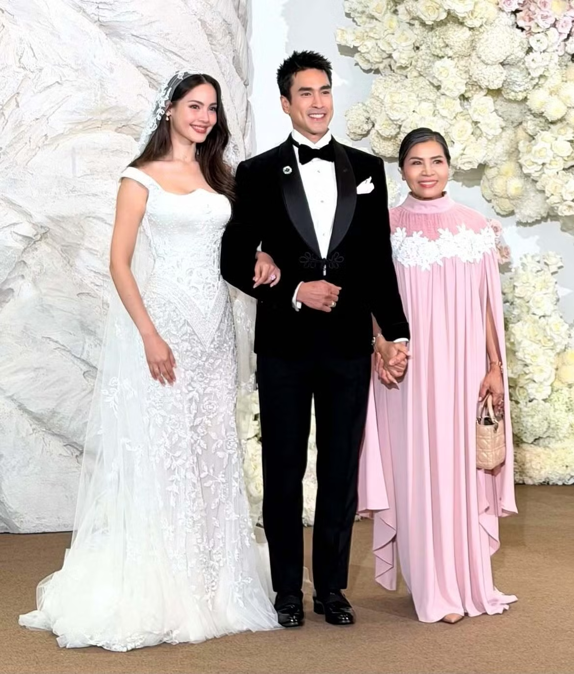 Baifern bị sao nam x&ocirc; ng&atilde; lăn quay ra đất, d&agrave;n sao hạng A loạn như "ong vỡ tổ"- Ảnh 4.