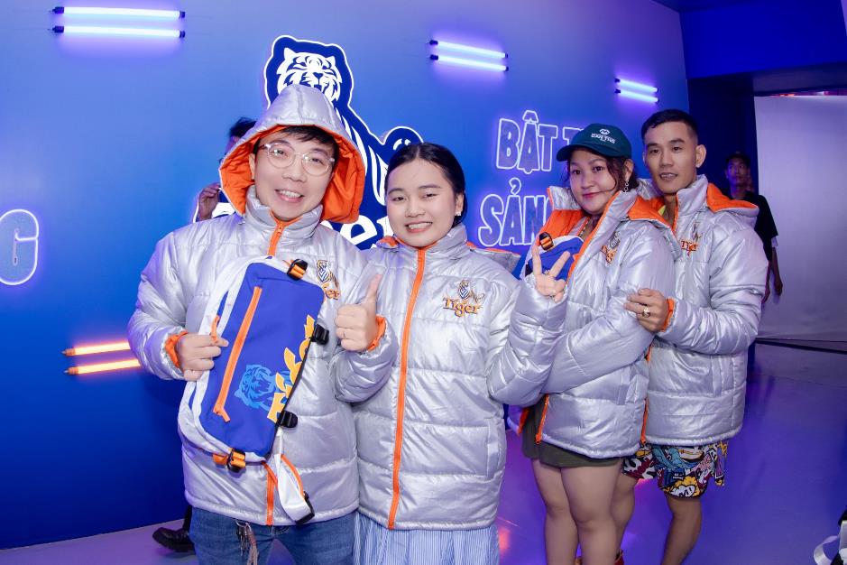 Bất chấp nắng nóng hơn 30 độ, người dân Cần Thơ đồng loạt khoác áo phao tại khu vực Công viên Sông Hậu - Ảnh 1.