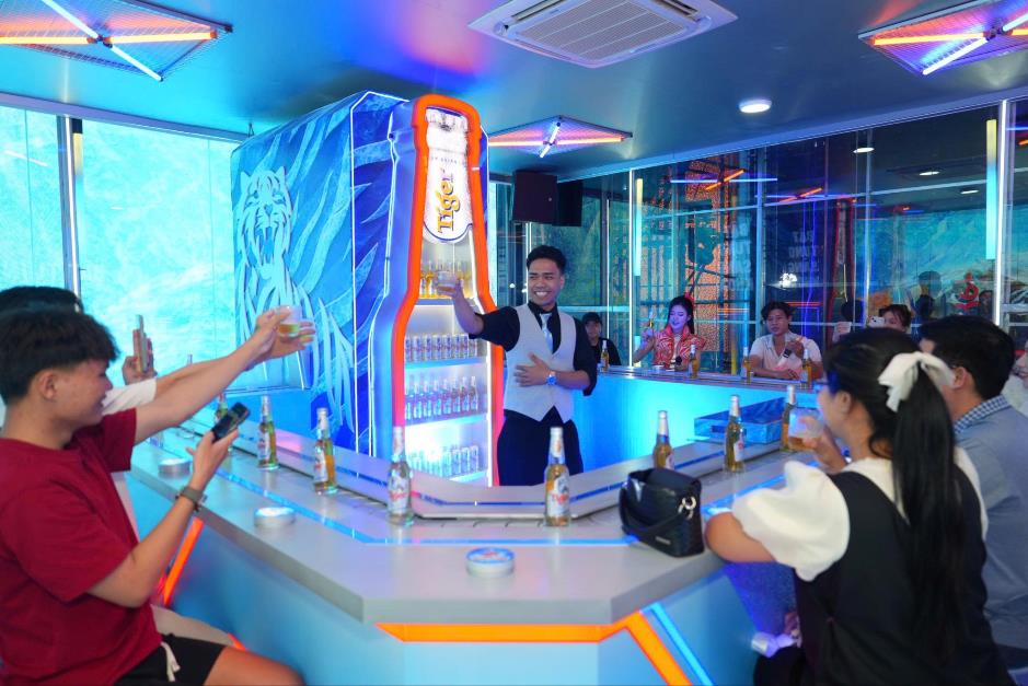 Bất chấp nắng nóng hơn 30 độ, người dân Cần Thơ đồng loạt khoác áo phao tại khu vực Công viên Sông Hậu - Ảnh 4.