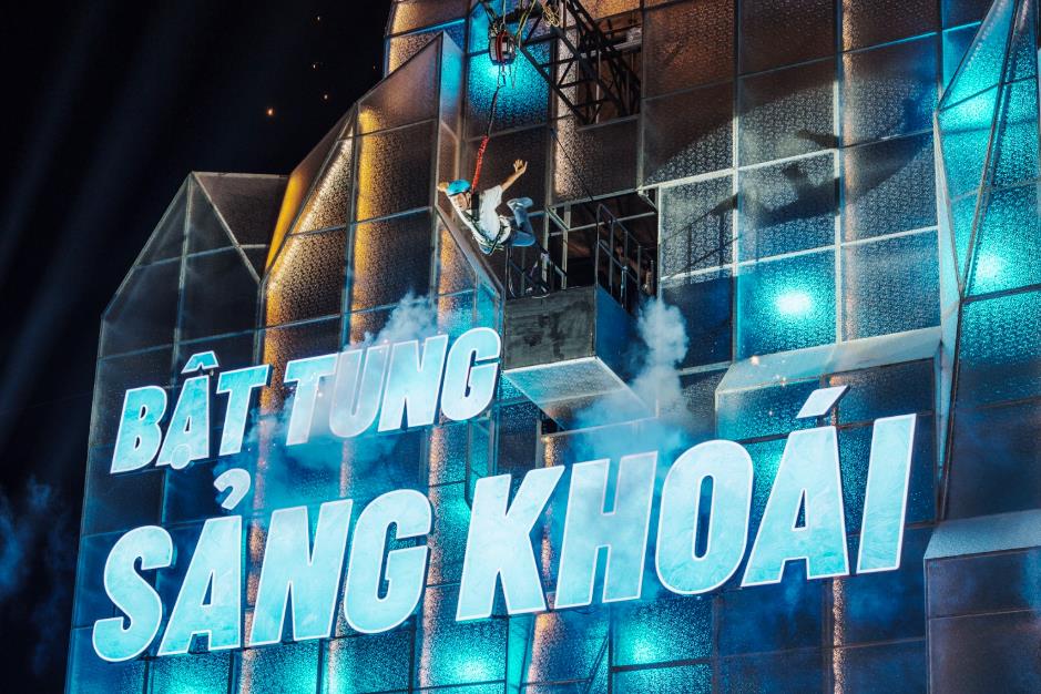 Bất chấp nắng nóng hơn 30 độ, người dân Cần Thơ đồng loạt khoác áo phao tại khu vực Công viên Sông Hậu - Ảnh 5.