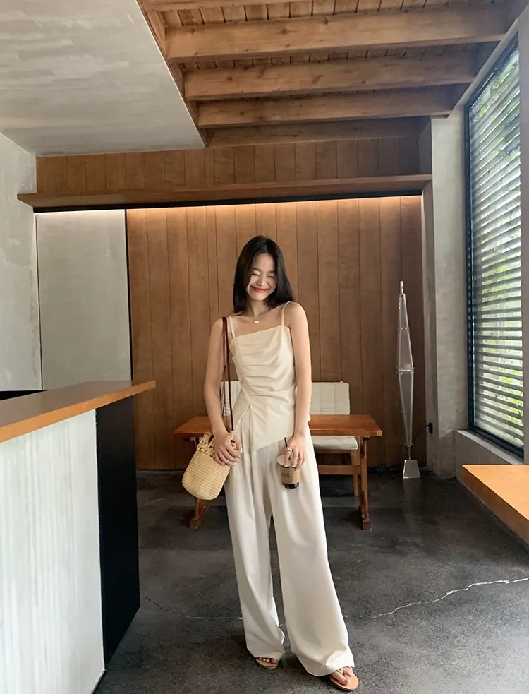 &Aacute;o hai d&acirc;y d&aacute;ng d&agrave;i v&agrave; &aacute;o qu&acirc;y d&agrave;i: M&oacute;n đồ tối giản đang được những c&ocirc; g&aacute;i mặc đẹp diện nhiều nhất h&egrave; n&agrave;y - Ảnh 7.
