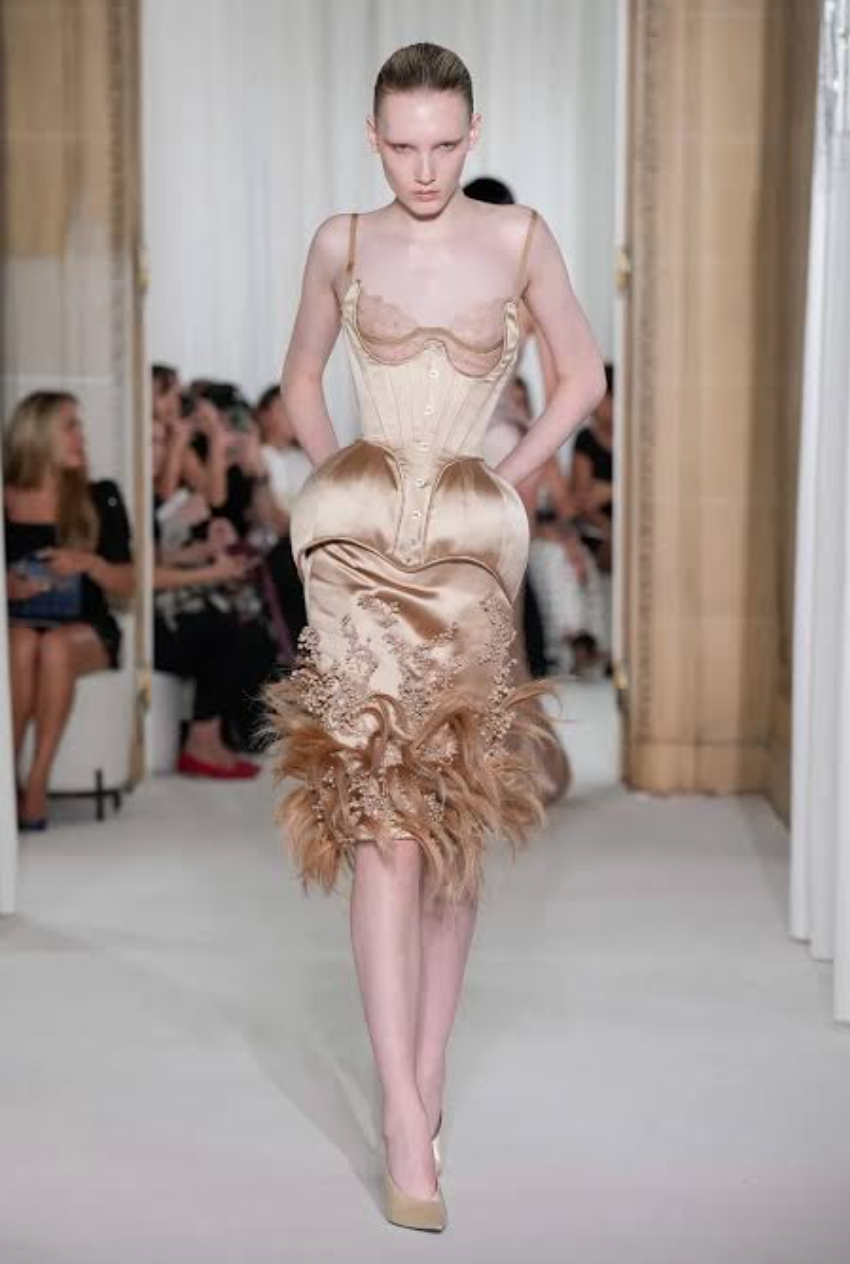 Mỹ nh&acirc;n chuyển giới 19 tuổi được "xin info" nhiều nhất sau Fashion Week: Visual đẹp v&ocirc; thực nhưng qu&aacute; giống một người- Ảnh 23.