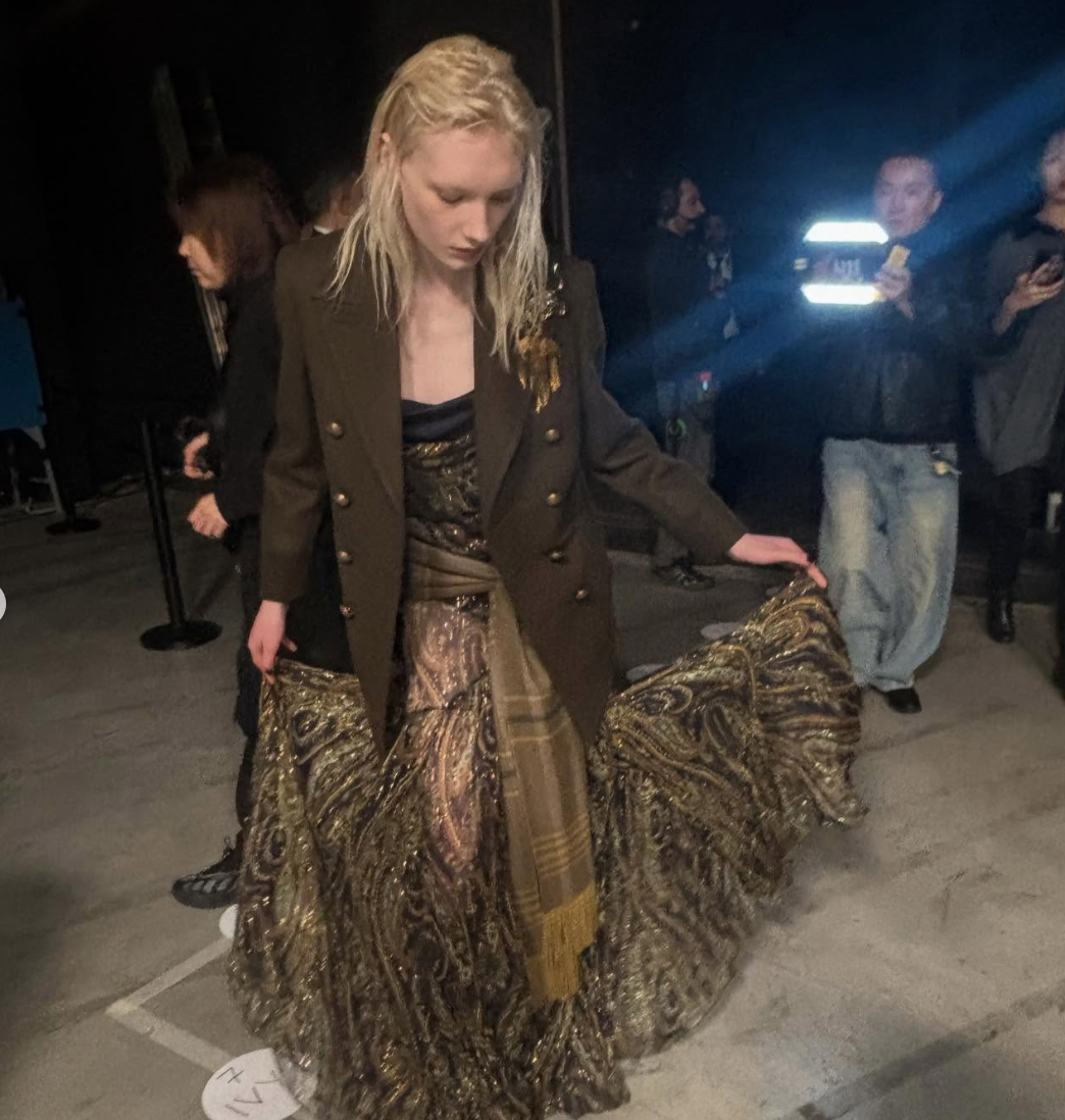 Mỹ nh&acirc;n chuyển giới 19 tuổi được "xin info" nhiều nhất sau Fashion Week: Visual đẹp v&ocirc; thực nhưng qu&aacute; giống một người- Ảnh 5.