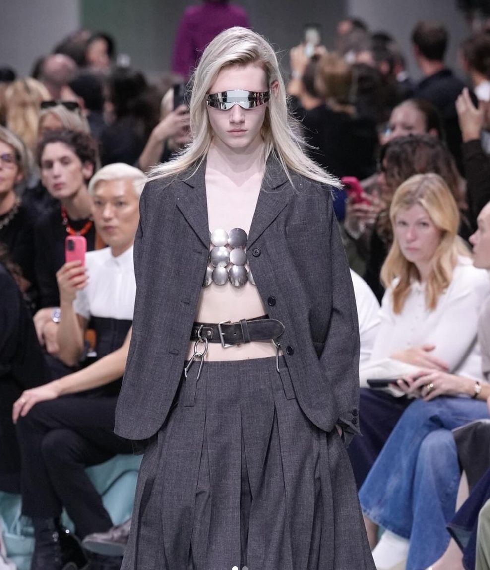 Mỹ nh&acirc;n chuyển giới 19 tuổi được "xin info" nhiều nhất sau Fashion Week: Visual đẹp v&ocirc; thực nhưng qu&aacute; giống một người- Ảnh 10.