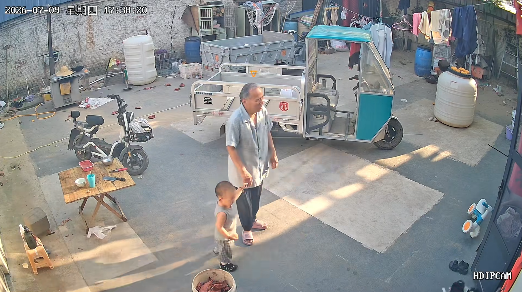 Gần 19 triệu người xem đi xem lại đoạn camera v&igrave; h&agrave;nh động của em b&eacute; 1,5 tuổi khi gặp người &ocirc;ng khiếm thị- Ảnh 3.