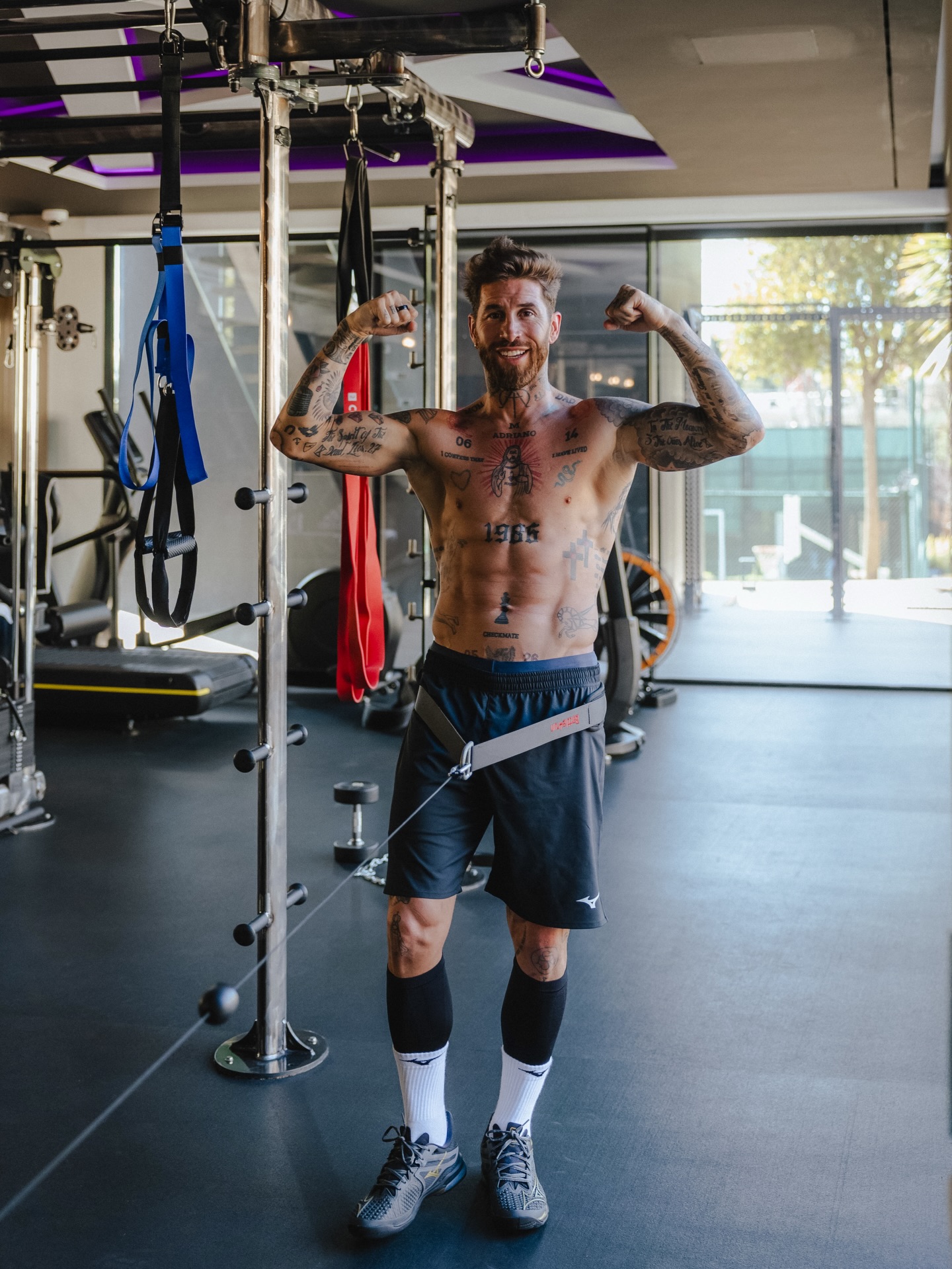Ferrari cũ vẫn l&agrave; Ferrari, Sergio Ramos c&oacute; 40 tuổi vẫn n&eacute;t- Ảnh 12.