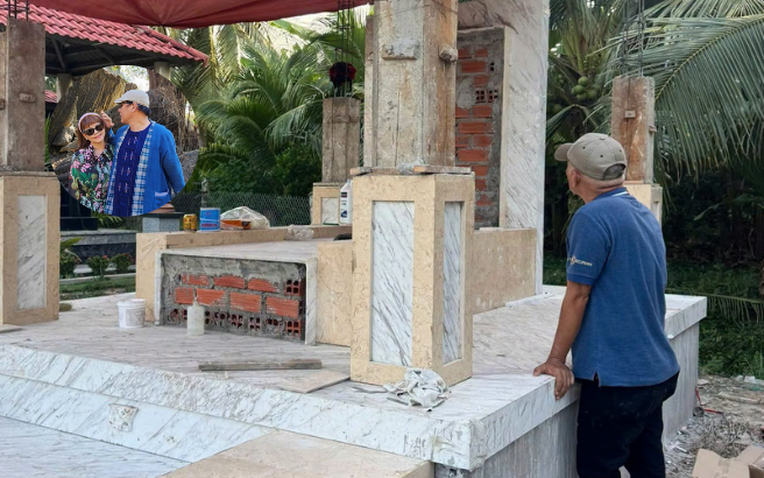 X&oacute;t xa nam NSND đ&igrave;nh đ&aacute;m lặng lẽ x&acirc;y mộ cho vợ vừa qua đời:- Ảnh 1.