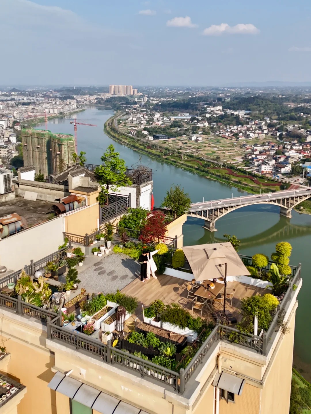 Biến s&acirc;n thượng tầng 32 của penthouse th&agrave;nh vườn rau, ao c&aacute;: Lại 1 t&aacute;c phẩm kinh điển của "Ph&aacute;p sư Trung Hoa"- Ảnh 1.