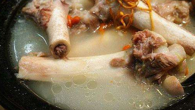 Cậu b&eacute; 5 tuổi m&aacute;u "trắng đục như sữa" v&igrave; một m&oacute;n canh nhiều gia đ&igrave;nh cho con nhỏ uống mỗi ng&agrave;y - Ảnh 2.