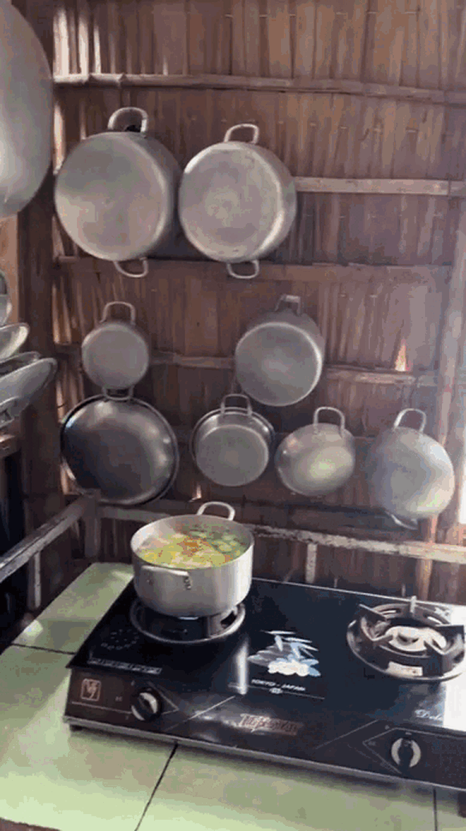 "Đặc sản" nh&agrave; bếp miền T&acirc;y: Nồi ni&ecirc;u xoong chảo treo &ecirc; hề, n&oacute; lộn xộn m&agrave; n&oacute; ngăn nắp thế mới hay!- Ảnh 7.