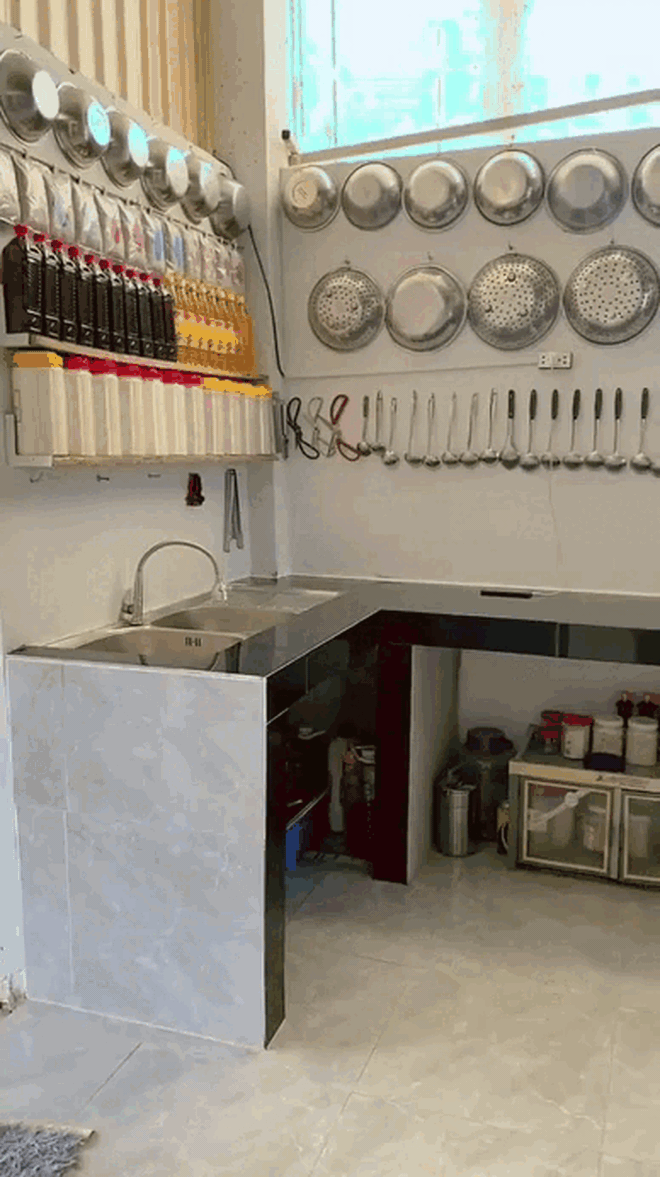 "Đặc sản" nh&agrave; bếp miền T&acirc;y: Nồi ni&ecirc;u xoong chảo treo &ecirc; hề, n&oacute; lộn xộn m&agrave; n&oacute; ngăn nắp thế mới hay!- Ảnh 10.