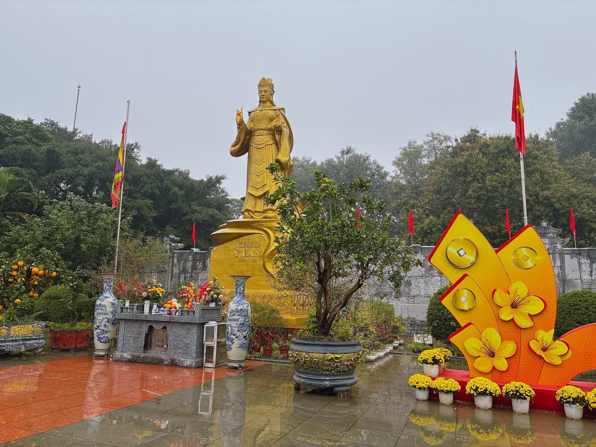 Người phụ nữ hiếm c&oacute; sử Việt: Hai lần bu&ocirc;ng r&egrave;m nhiếp ch&iacute;nh, từ c&ocirc; g&aacute;i h&aacute;i d&acirc;u đến bậc mẫu nghi - Ảnh 2.