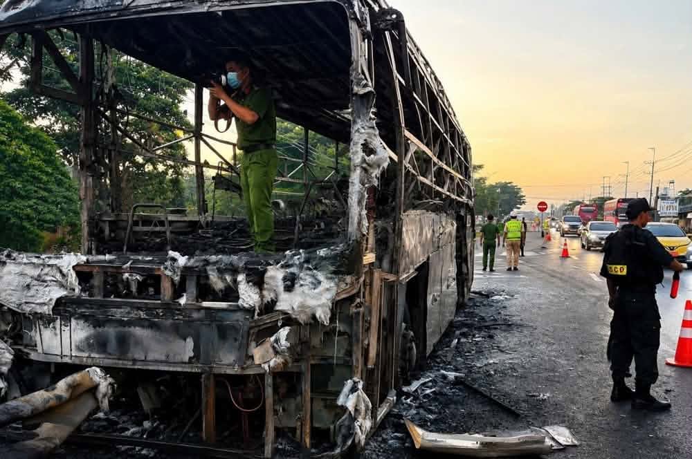 Ch&aacute;y xe kh&aacute;ch khiến 7 người tử vong: Gia đ&igrave;nh 4 người đi kh&aacute;m bệnh nhưng m&atilde;i m&atilde;i kh&ocirc;ng trở về- Ảnh 1.