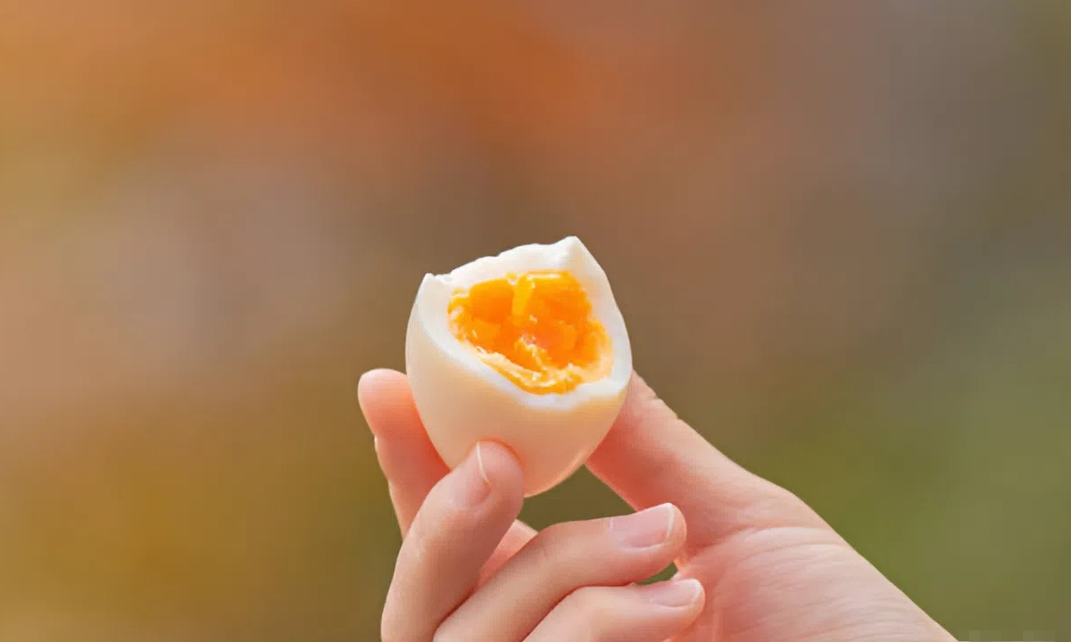 Ăn trứng mỗi ng&agrave;y, người phụ nữ 54 tuổi nhận "tin vui" sau một năm - Ảnh 1.