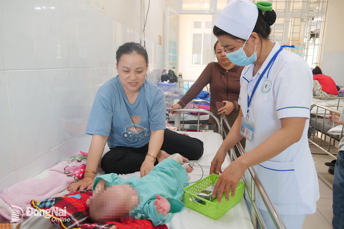 Su&yacute;t mất con v&igrave; quả ch&ocirc;m ch&ocirc;m: B&eacute; g&aacute;i 7 th&aacute;ng ngưng tim, ngưng thở 15 ph&uacute;t - Ảnh 1.