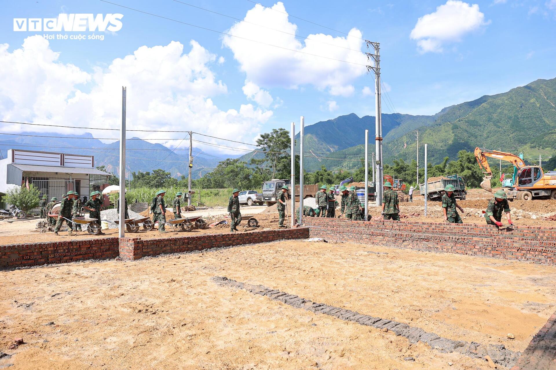 Chạy đua dựng 24 căn nh&agrave; sau trận lũ kinh ho&agrave;ng ở Lai Ch&acirc;u, quyết xong trước 2/9- Ảnh 2.