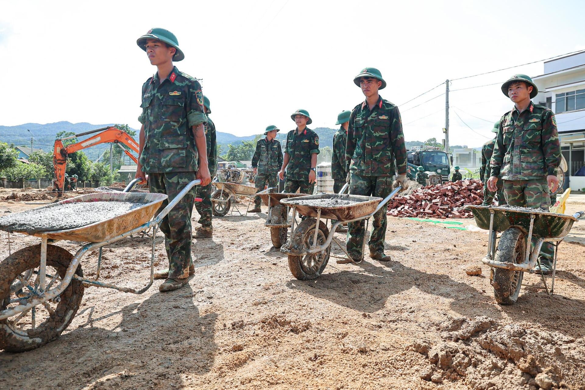 Chạy đua dựng 24 căn nh&agrave; sau trận lũ kinh ho&agrave;ng ở Lai Ch&acirc;u, quyết xong trước 2/9- Ảnh 5.