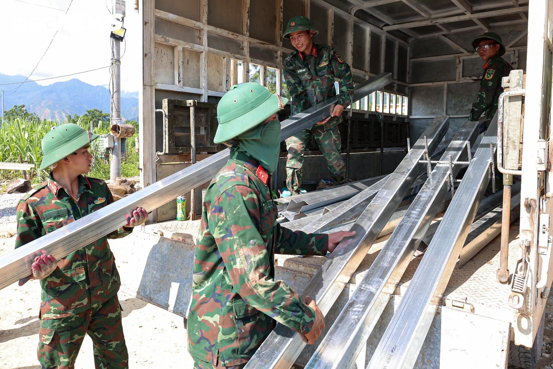 Chạy đua dựng 24 căn nh&agrave; sau trận lũ kinh ho&agrave;ng ở Lai Ch&acirc;u, quyết xong trước 2/9- Ảnh 9.