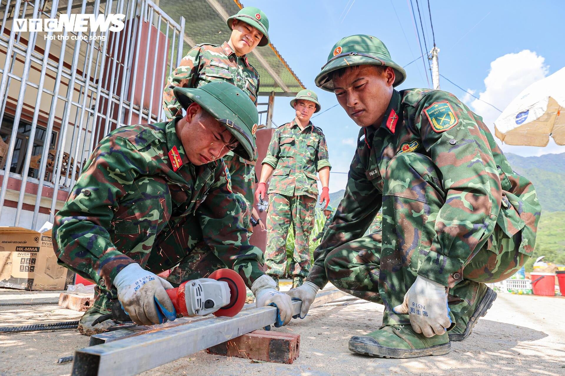 Chạy đua dựng 24 căn nh&agrave; sau trận lũ kinh ho&agrave;ng ở Lai Ch&acirc;u, quyết xong trước 2/9- Ảnh 6.
