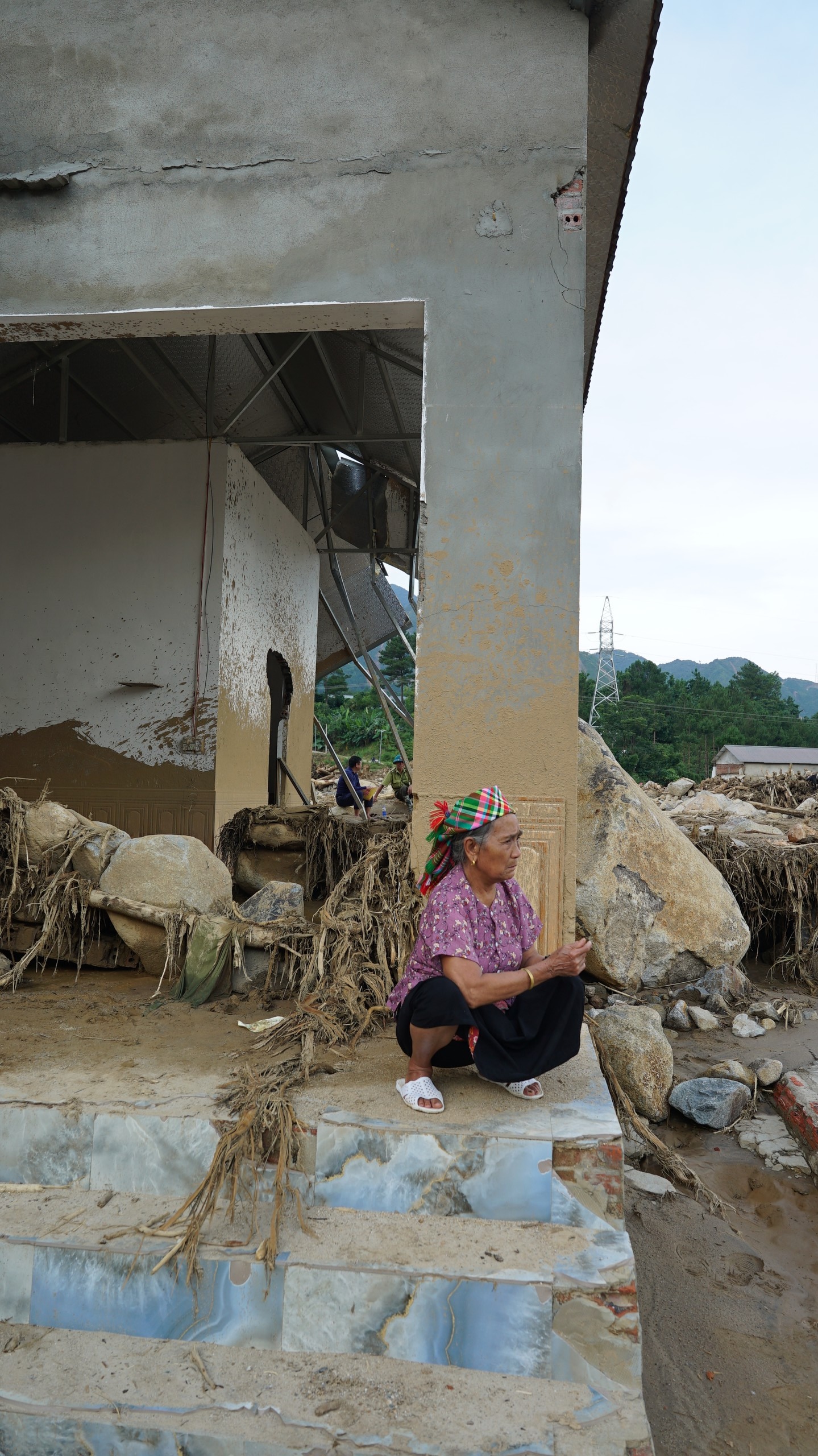Người d&acirc;n bản Ch&iacute;t trở về giữa những ng&ocirc;i nh&agrave; bị lũ "ngoạm" một nửa: "Mất hết rồi, kh&ocirc;ng c&ograve;n một c&aacute;i g&igrave;..."- Ảnh 9.