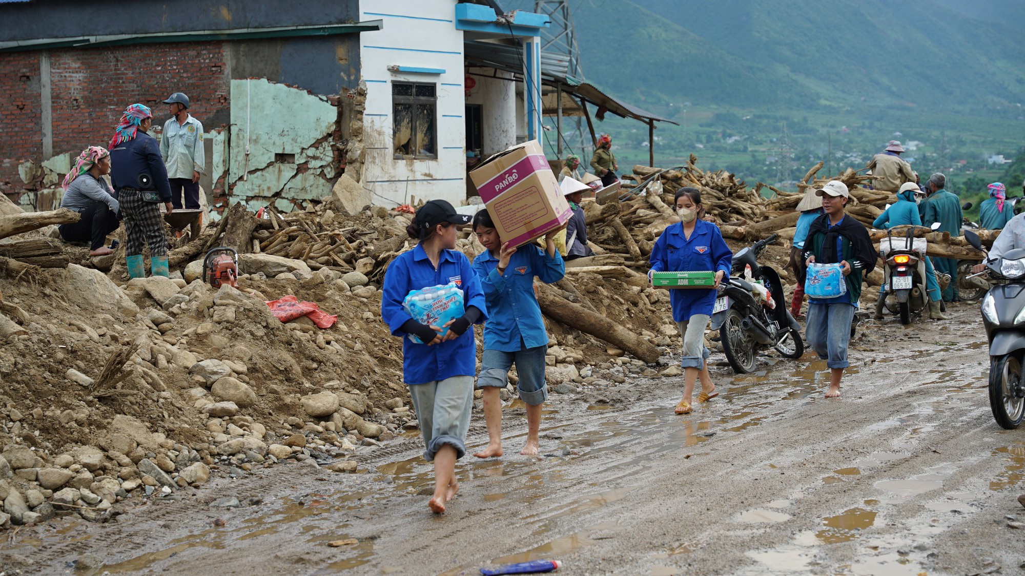 Người d&acirc;n bản Ch&iacute;t trở về giữa những ng&ocirc;i nh&agrave; bị lũ "ngoạm" một nửa: "Mất hết rồi, kh&ocirc;ng c&ograve;n một c&aacute;i g&igrave;..."- Ảnh 8.