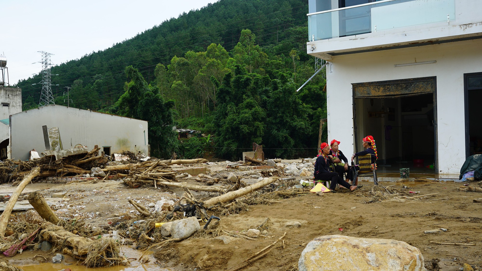 Người d&acirc;n bản Ch&iacute;t trở về giữa những ng&ocirc;i nh&agrave; bị lũ "ngoạm" một nửa: "Mất hết rồi, kh&ocirc;ng c&ograve;n một c&aacute;i g&igrave;..."- Ảnh 12.