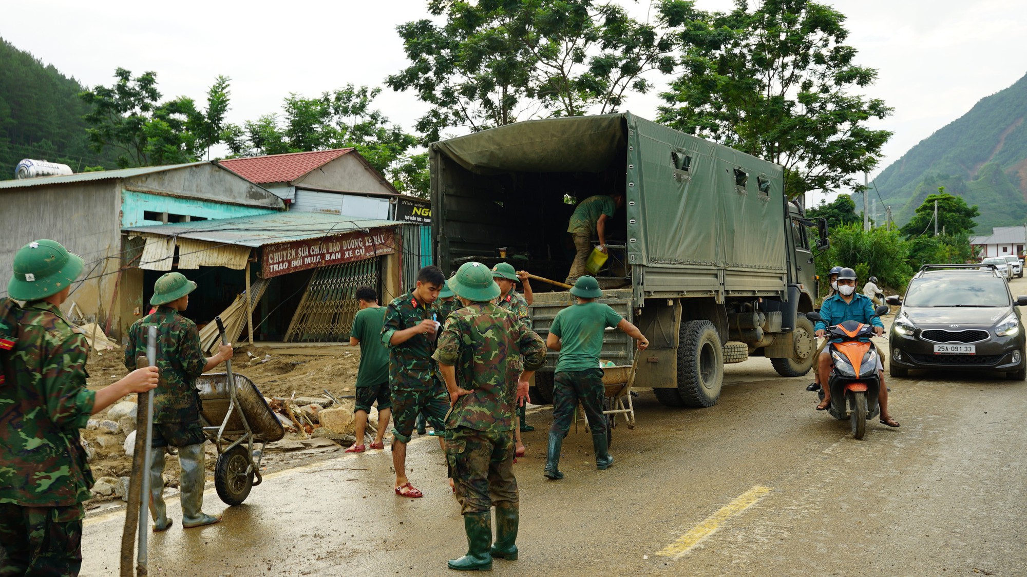 Người d&acirc;n bản Ch&iacute;t trở về giữa những ng&ocirc;i nh&agrave; bị lũ "ngoạm" một nửa: "Mất hết rồi, kh&ocirc;ng c&ograve;n một c&aacute;i g&igrave;..."- Ảnh 6.