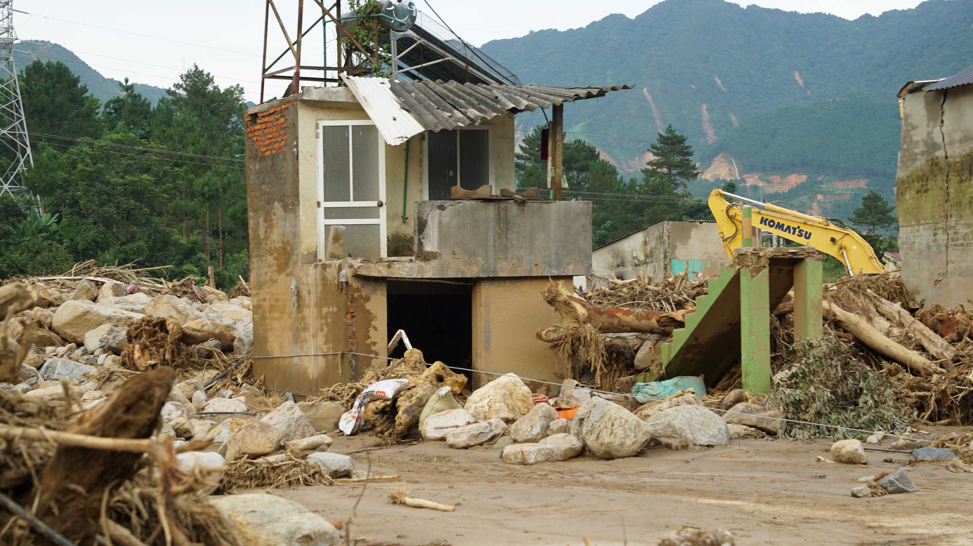 Người d&acirc;n bản Ch&iacute;t trở về giữa những ng&ocirc;i nh&agrave; bị lũ "ngoạm" một nửa: "Mất hết rồi, kh&ocirc;ng c&ograve;n một c&aacute;i g&igrave;..."- Ảnh 16.