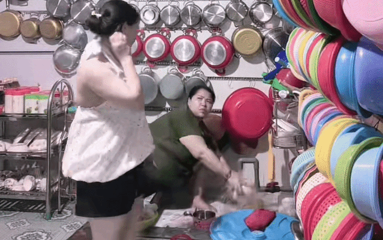 "Đặc sản" nh&agrave; bếp miền T&acirc;y: Nồi ni&ecirc;u xoong chảo treo &ecirc; hề, n&oacute; lộn xộn m&agrave; n&oacute; ngăn nắp thế mới hay!- Ảnh 1.
