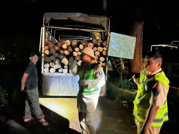 Mật phục trong đ&ecirc;m, ph&aacute;t hiện 2 xe tải lạ, c&ocirc;ng an Việt Nam lập tức theo d&otilde;i gi&aacute;m s&aacute;t, kiểm tra- Ảnh 3.
