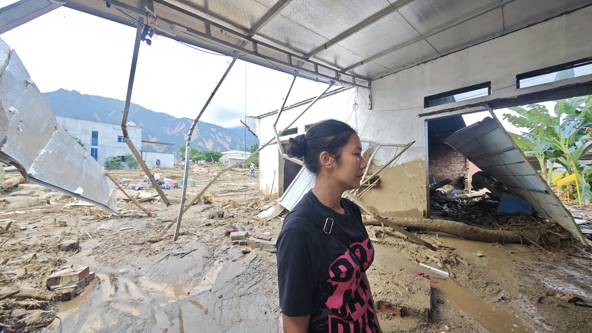 Người d&acirc;n bản Ch&iacute;t trở về giữa những ng&ocirc;i nh&agrave; bị lũ "ngoạm" một nửa: "Mất hết rồi, kh&ocirc;ng c&ograve;n một c&aacute;i g&igrave;..."- Ảnh 5.