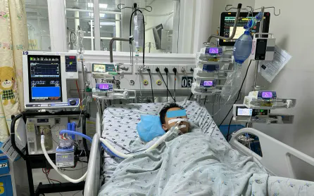 Cứu sống b&eacute; trai 13 tuổi bị ch&igrave;m dưới ao 10 ph&uacute;t - Ảnh 1.