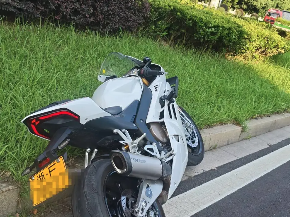 Đang ngồi ô tô, người đàn ông phát hiện xe máy "ma" tự lái: Bám theo gần 3km mới thấy kết cục - Ảnh 3.