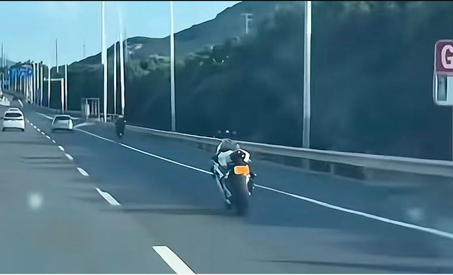 Đang ngồi ô tô, người đàn ông phát hiện xe máy "ma" tự lái: Bám theo gần 3km mới thấy kết cục - Ảnh 1.
