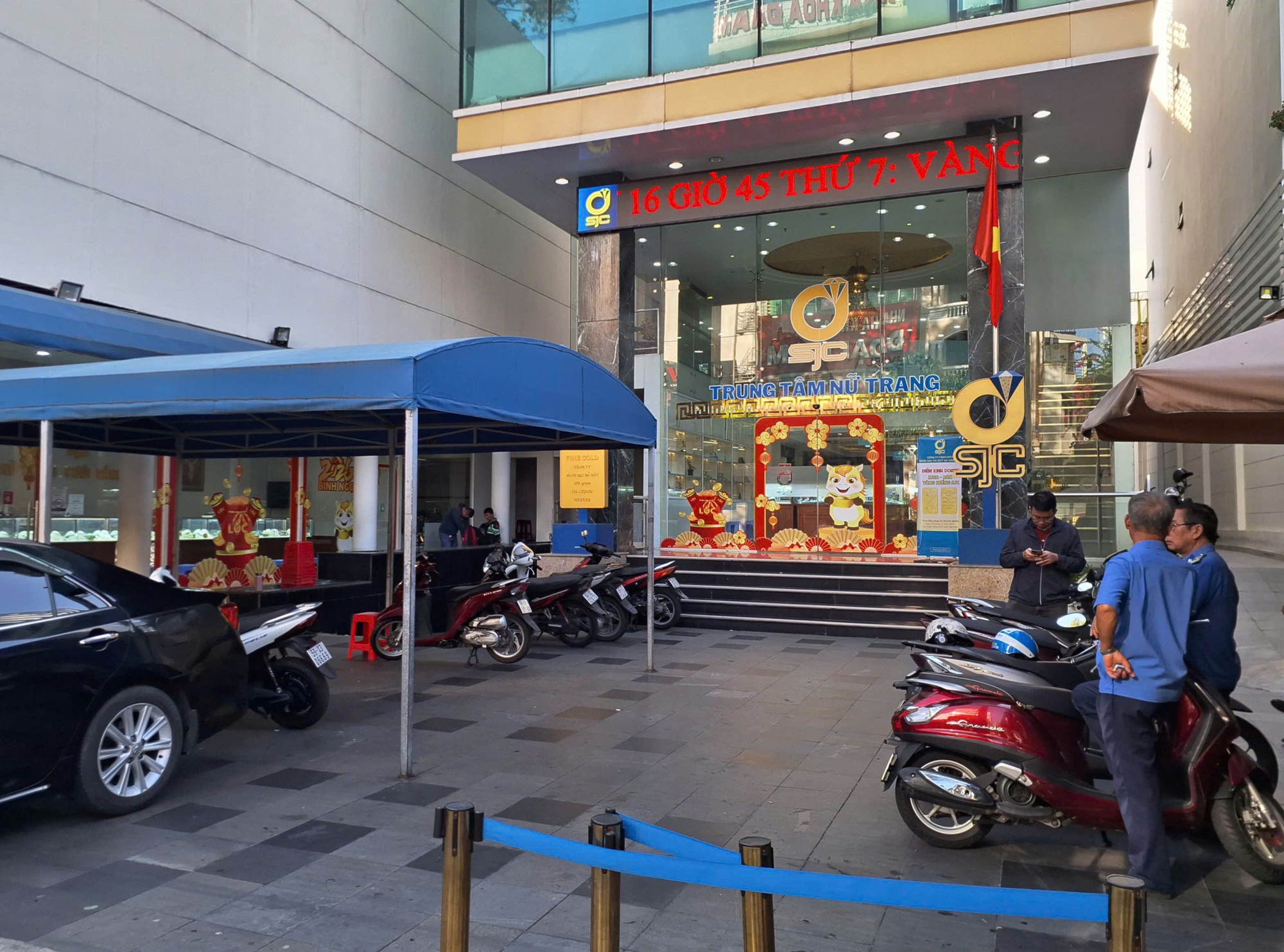 SJC đang quản l&yacute; hơn 170.000 vi&ecirc;n đ&aacute; m&agrave;u, đ&aacute; qu&yacute;, đ&aacute; b&aacute;n qu&yacute; ngo&agrave;i bảng c&acirc;n đối kế to&aacute;n   - Ảnh 1.