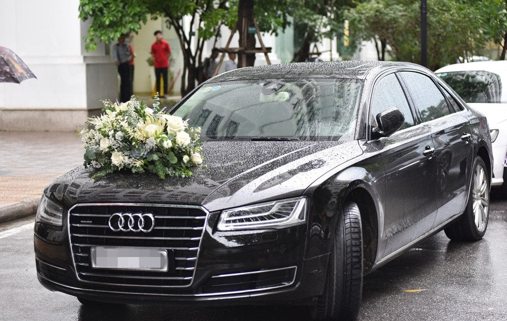 Mỹ nh&acirc;n showbiz nở nụ cười tr&ecirc;n xe Audi, theo chồng thiếu gia về dinh: Cuộc sống trong biệt thự 250 tỷ g&acirc;y cho&aacute;ng- Ảnh 2.