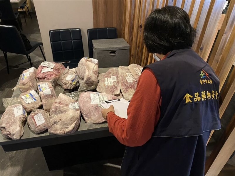 Ph&aacute;t hiện nh&agrave; h&agrave;ng b&aacute;n thịt b&ograve; Wagyu hết hạn cho kh&aacute;ch: Chủ qu&aacute;n, quản l&yacute; lẫn bếp trưởng đều nhận &aacute;n t&ugrave; - Ảnh 1.