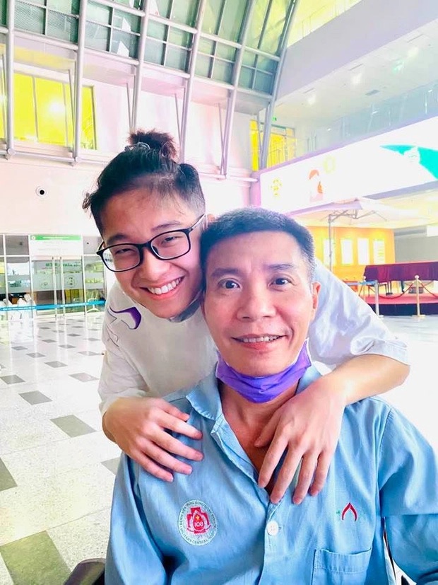 Nghệ sĩ Việt ai cũng biết mặt bị đột quỵ trong nh&agrave; vệ sinh, nay được vợ k&eacute;m 15 tuổi chăm như em b&eacute;- Ảnh 4.