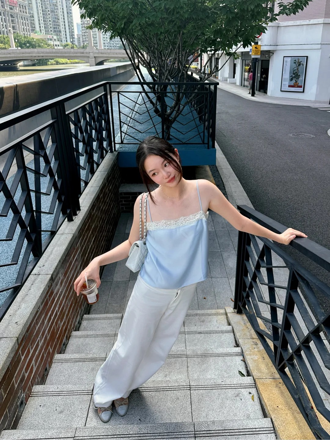 Kh&ocirc;ng cần v&aacute;y v&oacute;c cầu kỳ, set đồ xanh pastel n&agrave;y đủ gi&uacute;p bạn nổi bật trong mọi buổi hẹn cuối tuần - Ảnh 2.