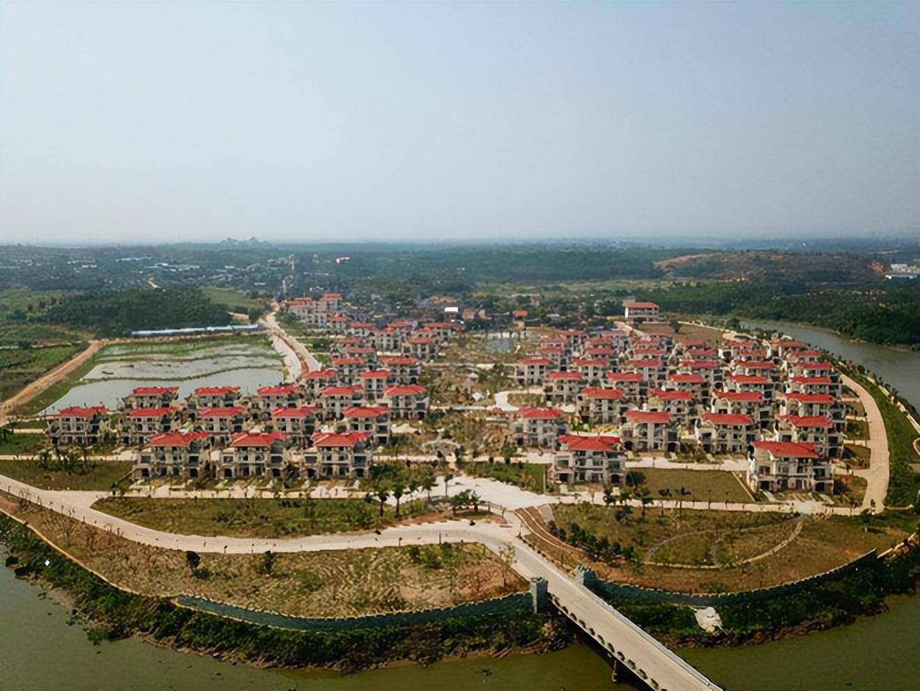 Tỷ ph&uacute; x&acirc;y 258 căn biệt thự tặng cả l&agrave;ng vẫn g&acirc;y tranh c&atilde;i đến mức kh&ocirc;ng d&aacute;m về qu&ecirc;: C&aacute;i kết sau 8 năm- Ảnh 2.